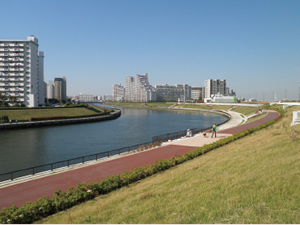 隅田川宮城地区のスーパー堤防は隅田川と荒川を見渡す豊かな景観から、訪れる人も多い。