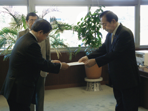 柘植康英JR東海社長(左)に工事実施計画認可書を手交する太田大臣