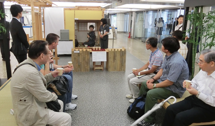 「お茶室コーナー」では、千利休の独特の構想で建てられ、日本最古の茶室建築である国宝「待庵」についても説明された
