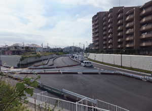 緊急輸送道路に指定されている鎌倉街道（旭町）。現
道２車線を４車線に拡幅。写真は、新設道路側に車線
を繰り替え、旧道のかさ上げが完了した状況。