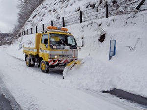 奥多摩周遊道路における直営の除雪作業